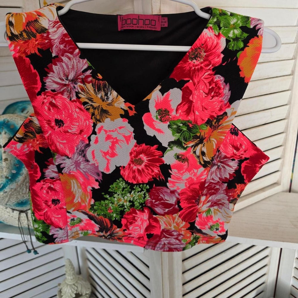Boohoo Floral Print Crop Top Size 10 Pink Red Boho Tropical Festival V-Neck